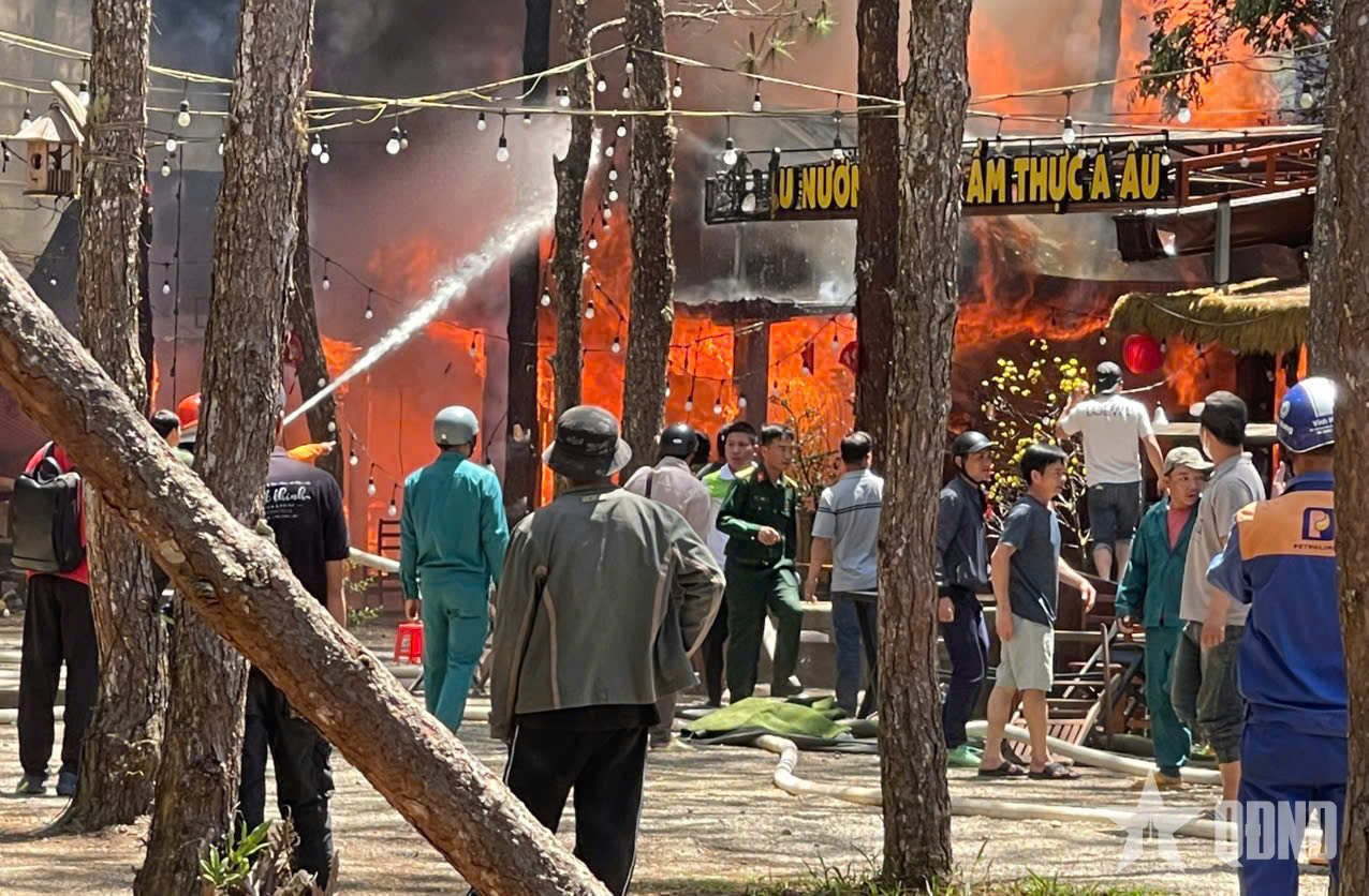 Quảng Ngãi: Kịp thời dập tắt đám cháy tại khu phố đêm Măng Đen

